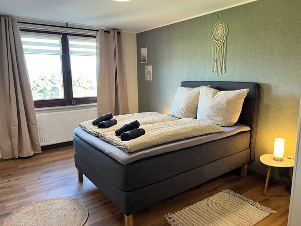 2 عدّة غرف نوم ومكواة/لوح كي وسرير سفر وواي فاي