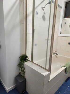 Hair dryer, towels, soap, toilet paper - Close to gv hospital cozy house north shepparton  (Shepparton)