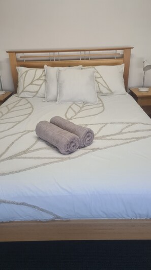 1 bedroom, iron/ironing board, WiFi, bed sheets - Close to gv hospital cozy house north shepparton  (Shepparton)