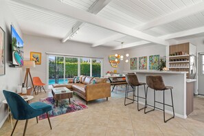 Interior - Oasis de Caroleta – 1960s-Inspired Home with Deep Pebble Pool, Spa, Fire Pit & Mountain Views (Palm Springs)