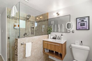 Shower, hair dryer, towels - Oasis de Caroleta – 1960s-Inspired Home with Deep Pebble Pool, Spa, Fire Pit & Mountain Views (Palm Springs)