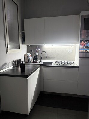 Kylskåp, mikrovågsugn, ugn och kaffe- och tebryggare