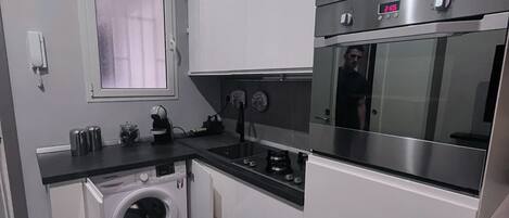 Fridge, microwave, oven, coffee/tea maker