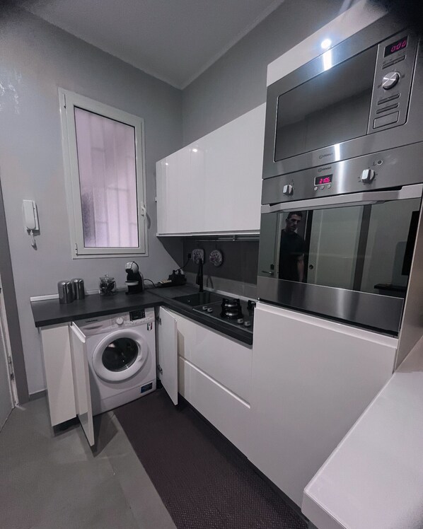 Kylskåp, mikrovågsugn, ugn och kaffe- och tebryggare