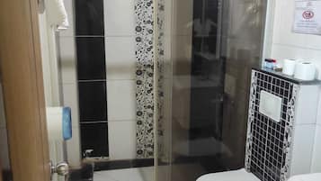 Deluxe-Dreibettzimmer, Stadtblick | Badezimmer | Dusche, Haartrockner, Handtücher, Seife