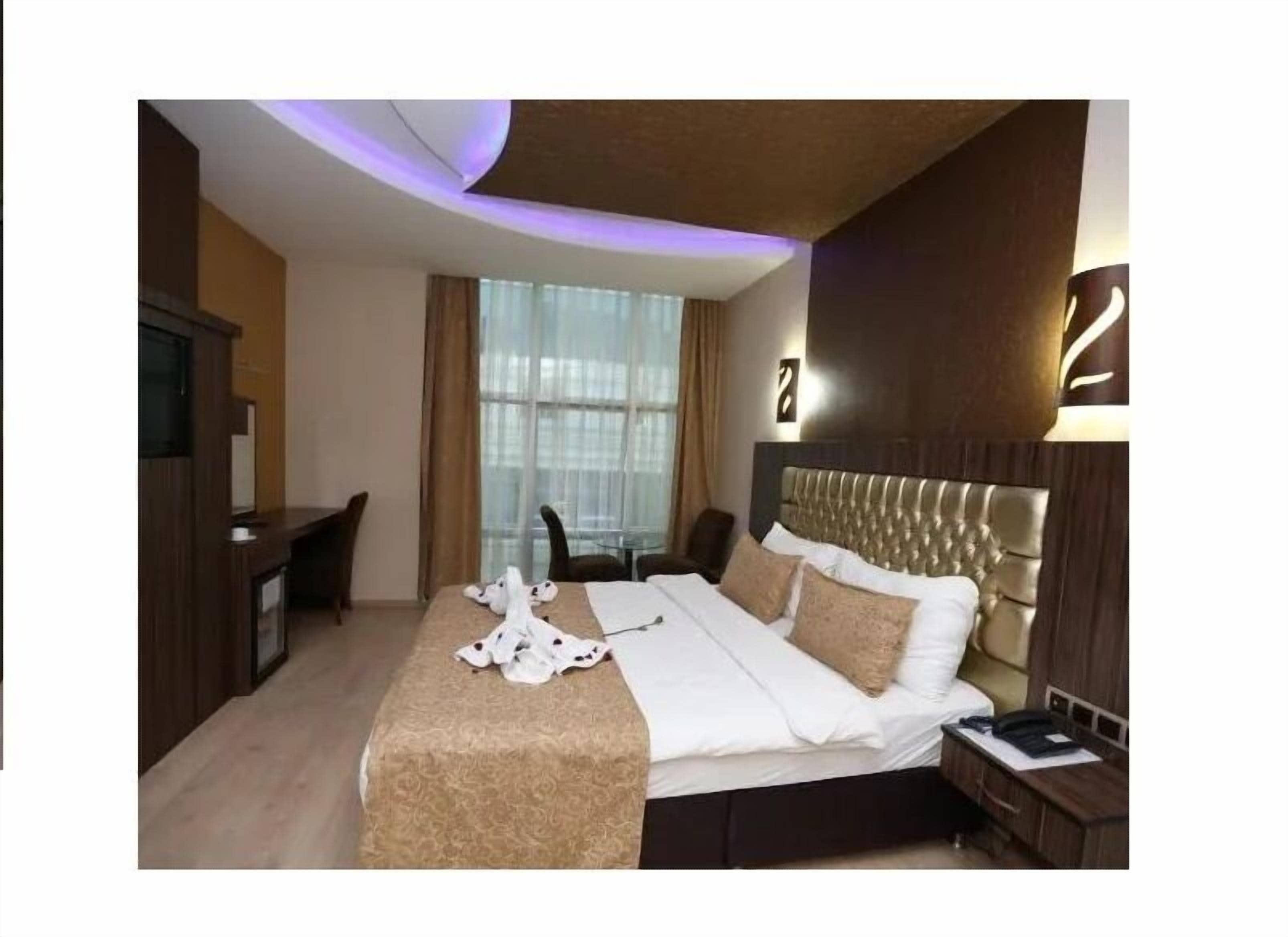 Minibar, escritorio, espacio para trabajar con laptop y wifi gratis 