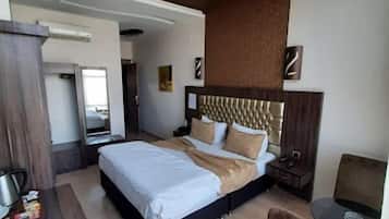 Minibar, Schreibtisch, laptopgeeigneter Arbeitsplatz, kostenloses WLAN