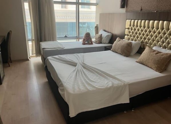 Chambre Triple Deluxe, vue ville | Minibar, rideaux occultants, Wi-Fi gratuit, draps fournis