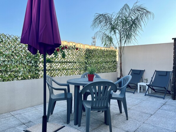 تناول الطعام بالخارج