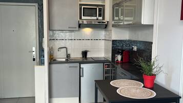 Een koelkast, een microgolfoven, een kookplaat