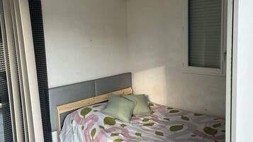 1 slaapkamer, een strijkplank/strijkijzer, wifi, beddengoed