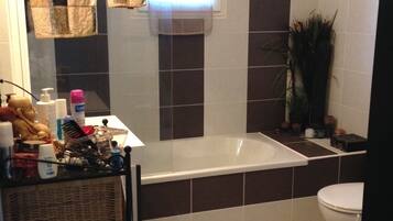 Een haardroger, handdoeken