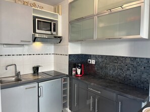 ثلاجة، ميكروويف، موقد طهي مسطح، ماكينة لصنع القهوة/الشاي