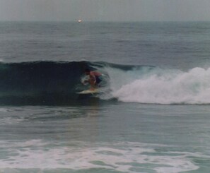 Ein Surfer reitet eine Welle im Meer.