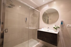 Shower, hair dryer, towels, soap - Hotel Mediterráneo by Croma (Estepona)