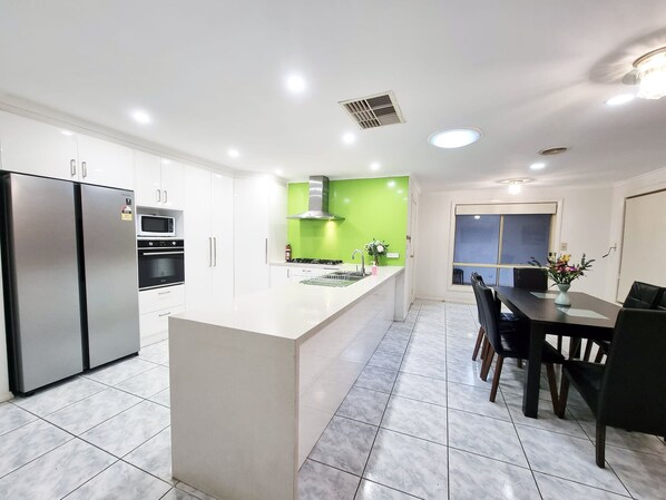 Fridge, microwave, stovetop, dishwasher