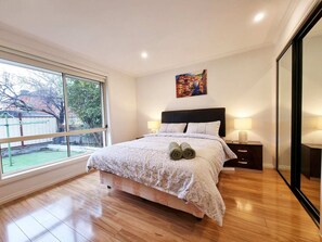 5 bedrooms, desk, iron/ironing board, WiFi