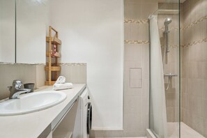Sèche-cheveux, serviettes fournies, savon, papier toilette