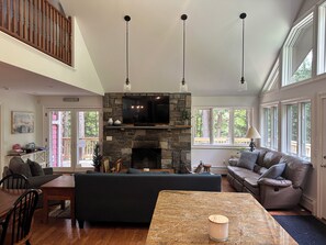 Smart TV, chimenea, futbolito, libros