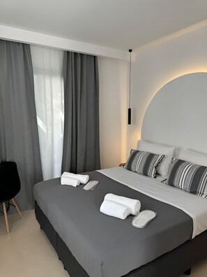 Doppelzimmer, 1 Queen-Bett | Zimmersafe, Verdunkelungsvorhänge, Bügeleisen/Bügelbrett