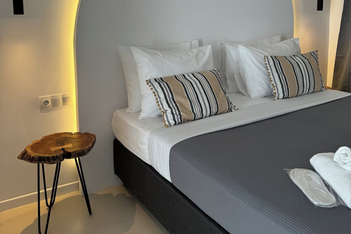 Double Room, 1 Queen Bed | In-room safe, blackout drapes, iron/ironing board, free WiFi