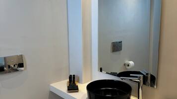 Ducha, secador de pelo, pantuflas, toallas