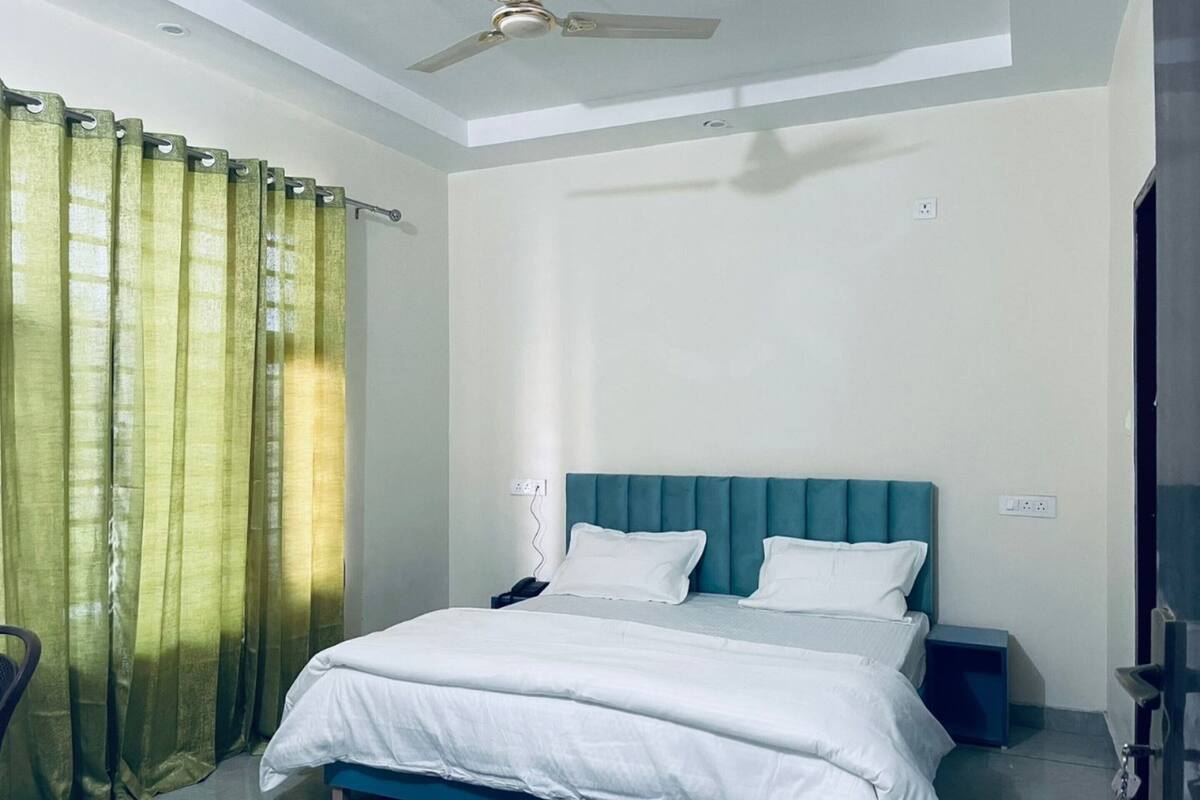 Royal Double Room | Soundproofing, free WiFi, bed sheets