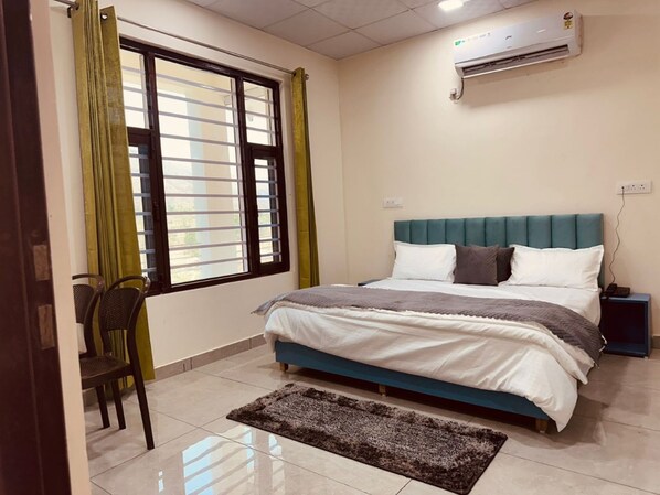 Quartos à prova de som, Wi-Fi de cortesia, roupa de cama