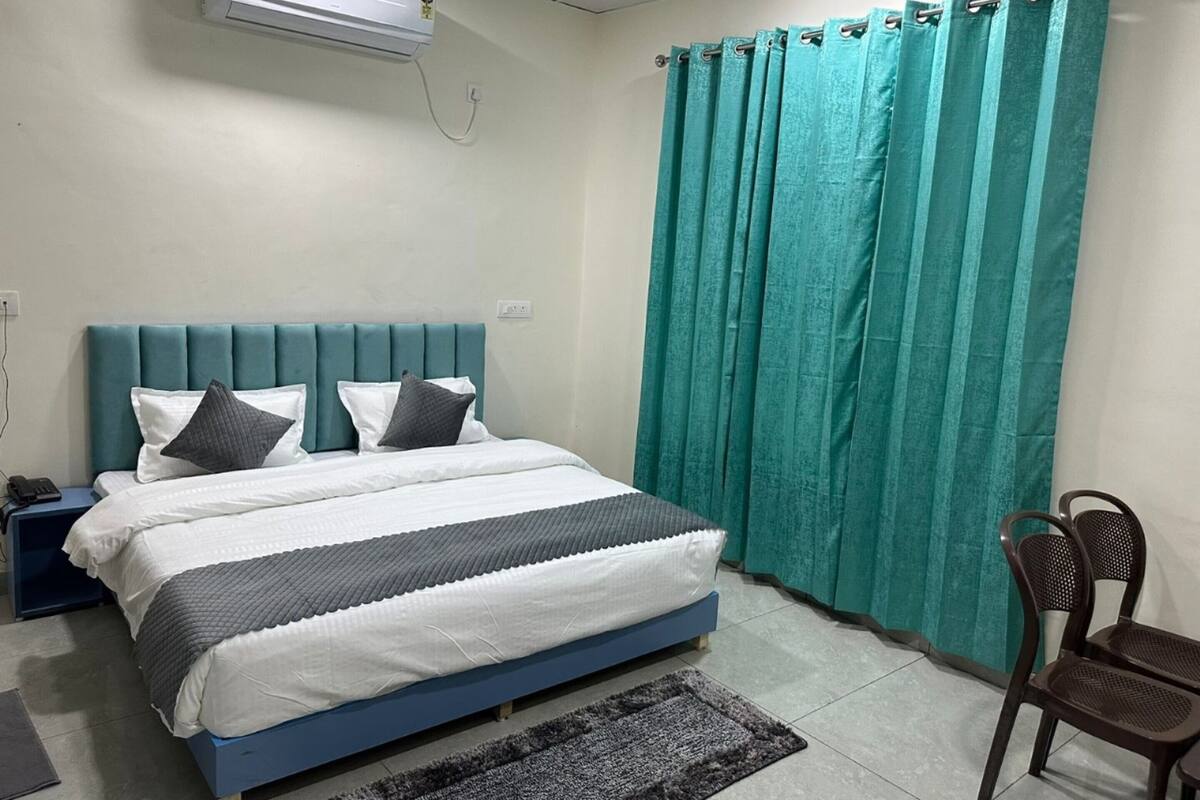 Soundproofing, free WiFi, bed sheets