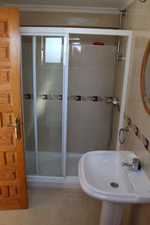 Apartamento | Baño | Ducha, toallas y papel higiénico