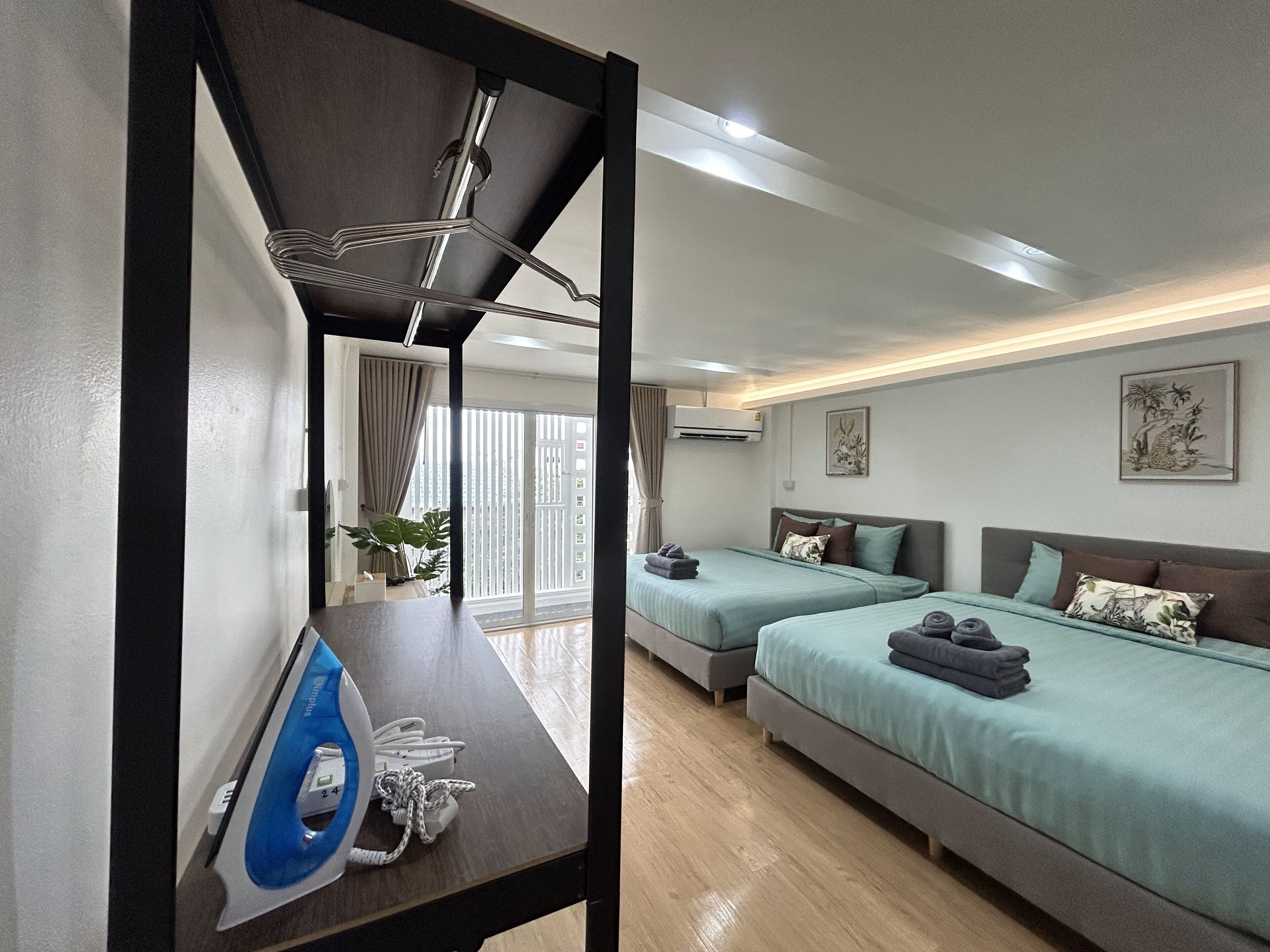 5 bedrooms, desk, iron/ironing board, WiFi