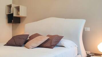 1 chambre, bureau, fer et planche Ă repasser, lit parapluie