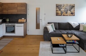 Comfort-huoneisto, vuoristonäköala | Oleskelualue | 100–senttinen äly-TV, jossa digitaalikanavat