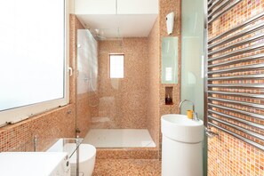Doccia, asciugacapelli, bidet, asciugamani
