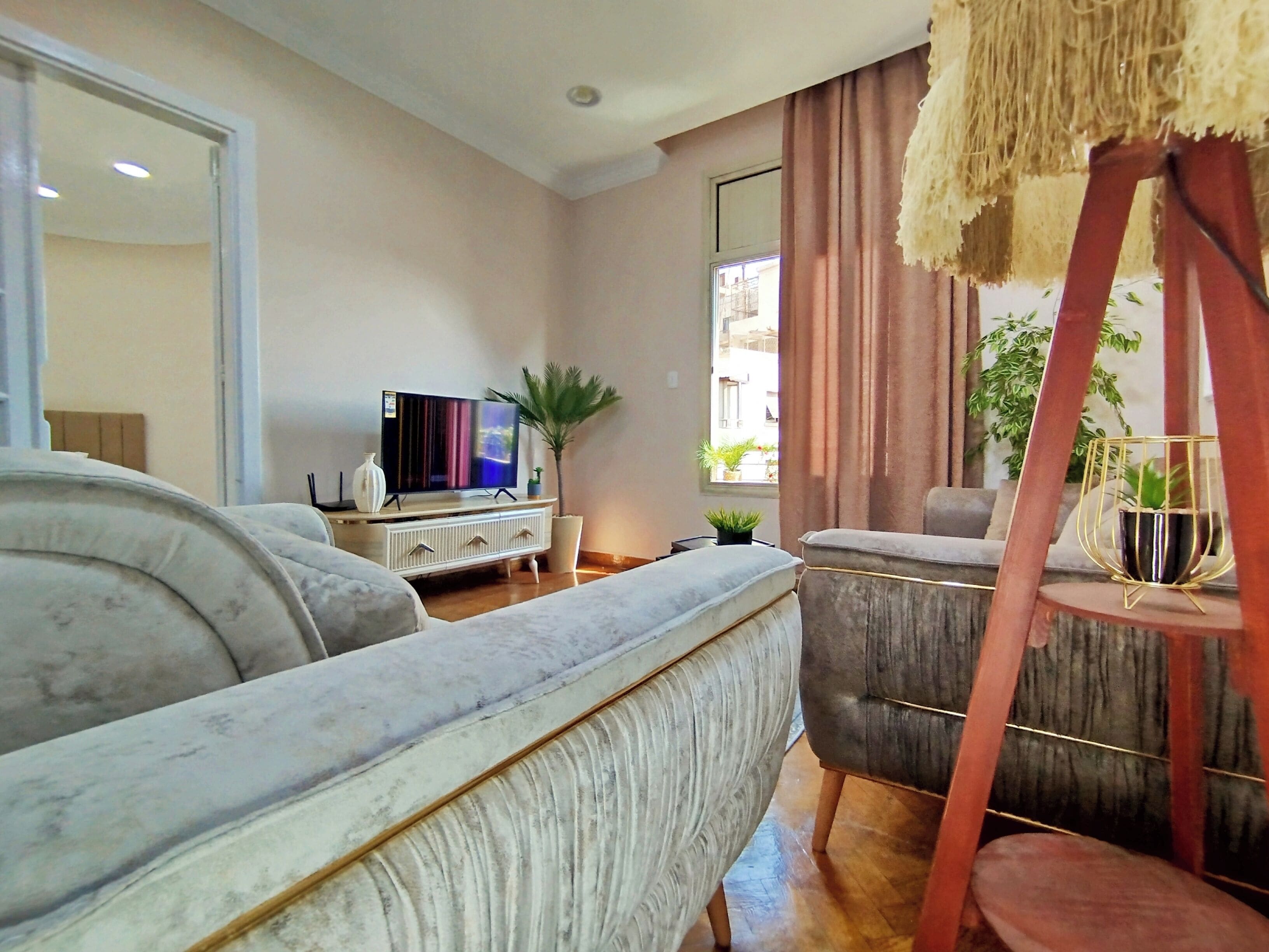 Una Smart TV, una consola de videojuegos, películas de estreno