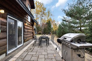 Outdoor dining - Rustic Log Chalet in Nature - Chalet Le Melisse (Trois-Rives)
