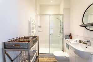 Basic Apartment | Interior - Contemporary Victorian Studio (London)