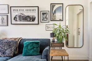 Basic Apartment | Interior - Contemporary Victorian Studio (London)