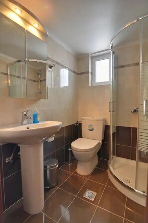 Comfort-Apartment, Stadtblick | Badezimmer