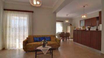 Comfort Apartment, City View | Living area