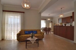 Comfort Apartment, City View | Living area