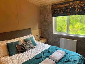 3 bedrooms, iron/ironing board, WiFi, bed sheets - The willow stunning log cabin (Blubberhouses)