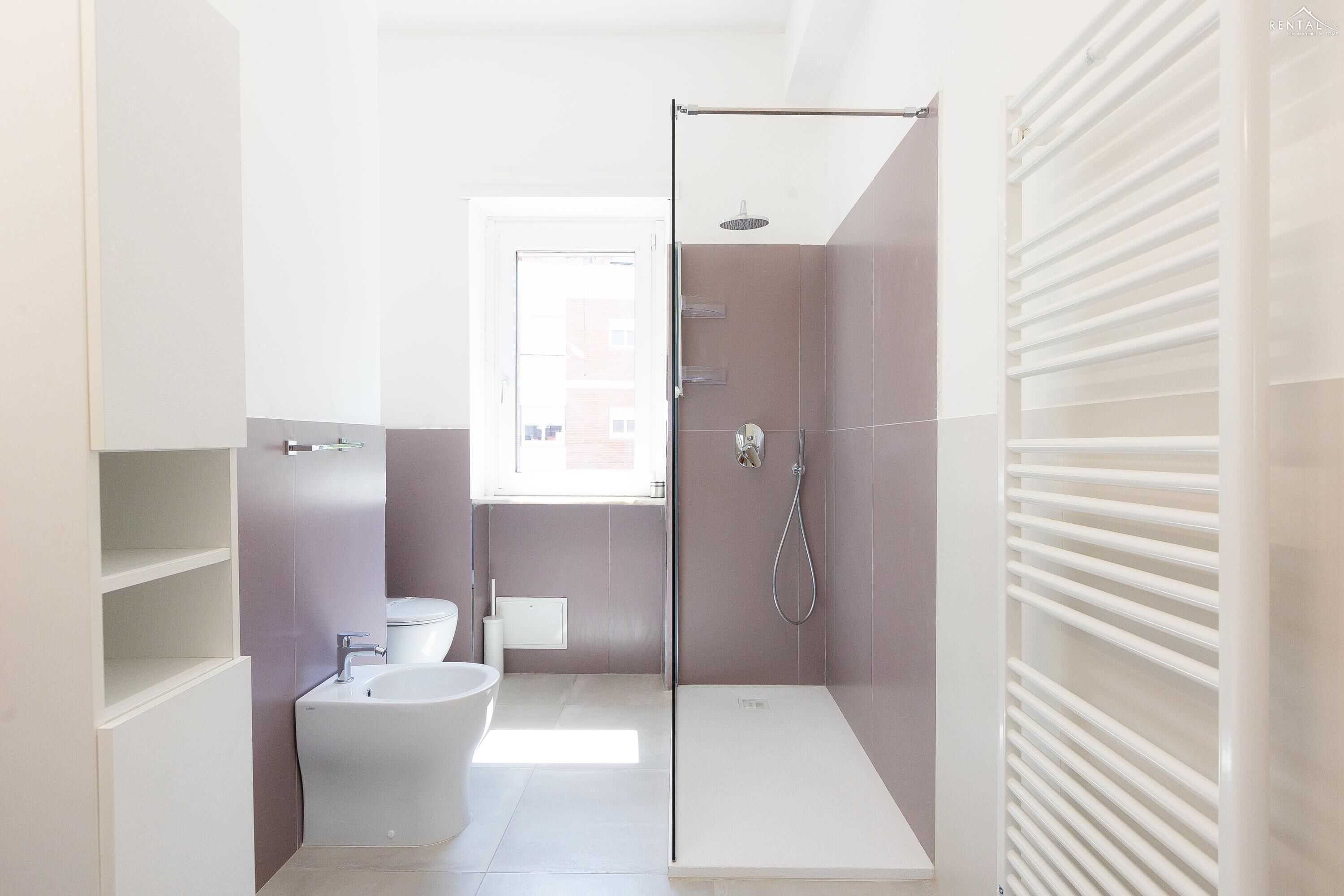 Une salle de bain moderne équipée d’une douche, de toilettes et d’un bidet.