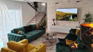 빌라 (Five Bedroom Villa with Private Pool) | 거실 | 디지털 채널 시청이 가능한 32인치 평면 TV