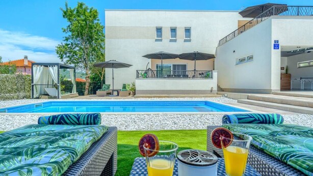 빌라 (Five Bedroom Villa with Private Pool) | 야외 수영장 | 야외 수영장, 수영장 파라솔, 일광욕 의자