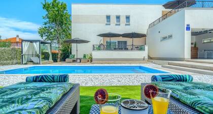 Villa Dreamin With Heated Pool & Hot Tub
