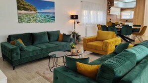 빌라 (Five Bedroom Villa with Private Pool) | 거실 | 디지털 채널 시청이 가능한 32인치 평면 TV