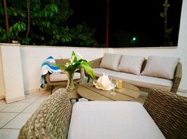 Apartamento (Three Bedroom Apartment with Terrace) | Sala de estar | TV de tela plana 32 polegadas com canais digitais