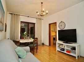 Apartamento (Three Bedroom Apartment with Terrace) | Sala de estar | TV de tela plana 32 polegadas com canais digitais