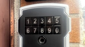 A Master Lock keypad on a brick wall. - Gemütliche Unterkunft Zentral in Oberwinter mit Balkon (Remagen)
